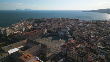 cinematográfico que establece una vista aérea sobre la plaza del plebiscito