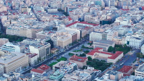 Toma-Aérea-Ajustada-Sobre-El-Edificio-De-La-Academia-En-Atenas,-Grecia.