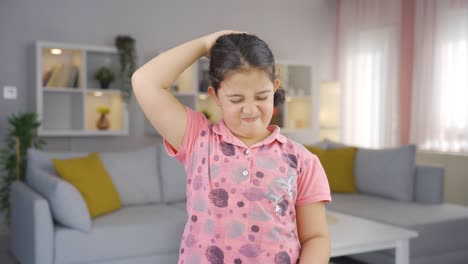 una niña con migraña está experimentando dolor.