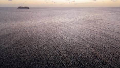 La-Luz-Del-Sol-Brilla-En-El-Océano-Caribe-Para-Revelar-Un-Crucero-En-El-Horizonte-Al-Atardecer.