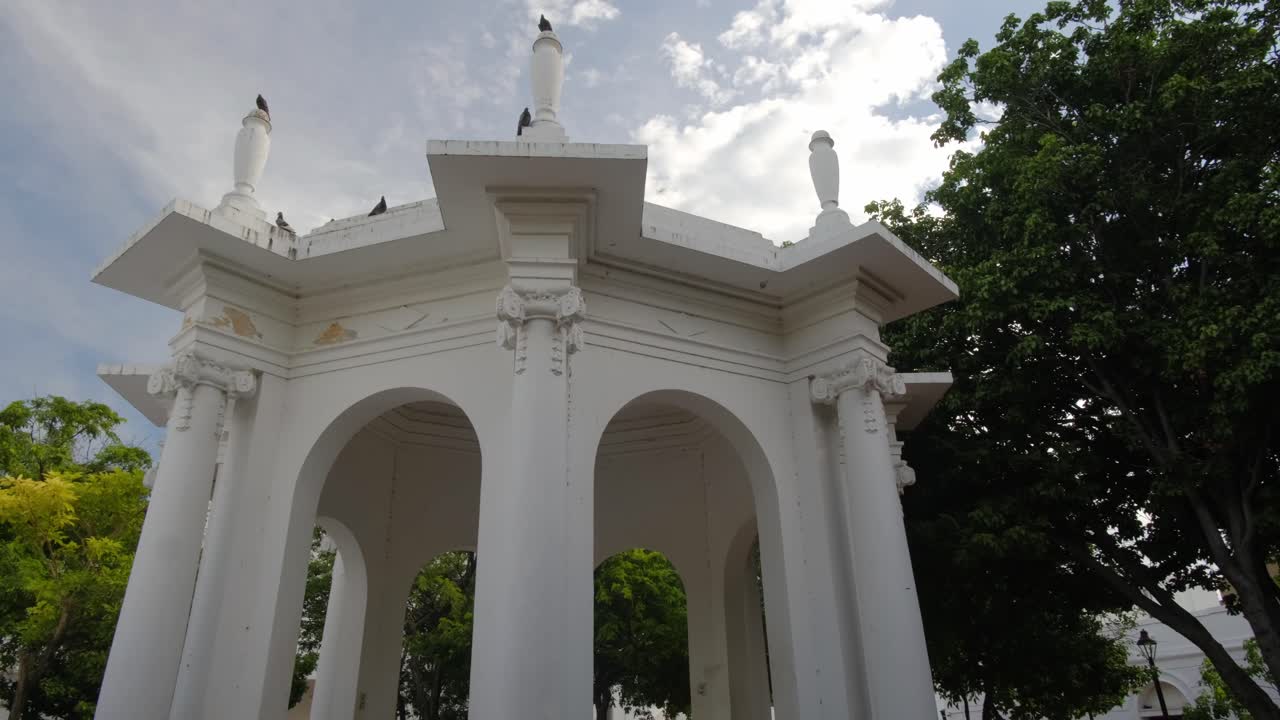templo central en el parque de los novios, santa marta, colombia, vista panorámica de ángulo bajo