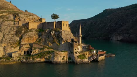 vista aérea de la ciudad hundida de halfeti en sanliurfa. imágenes en 4k en turquía