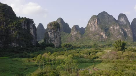 Schatzhöhle-Karstgebirgslandschaft-In-Yangshuo-China,-Luftaufnahme-über-Bäume-Im-Tal