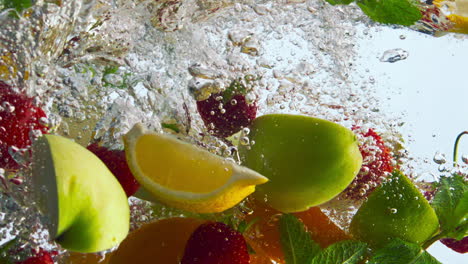 frutas en rodajas cayeron líquido en fondo blanco de cerca. limonada orgánica.