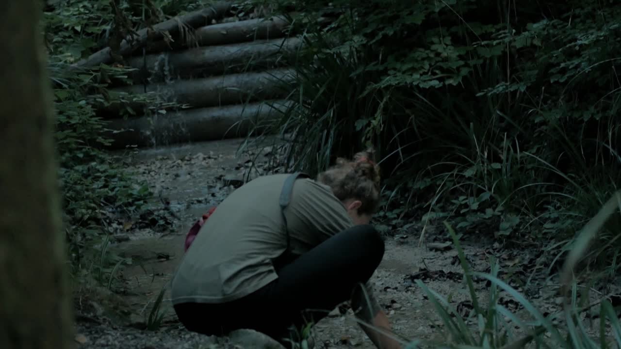 숲속으로 들어간 여자