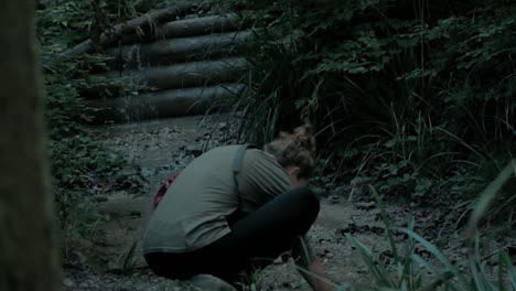 la mujer en el bosque