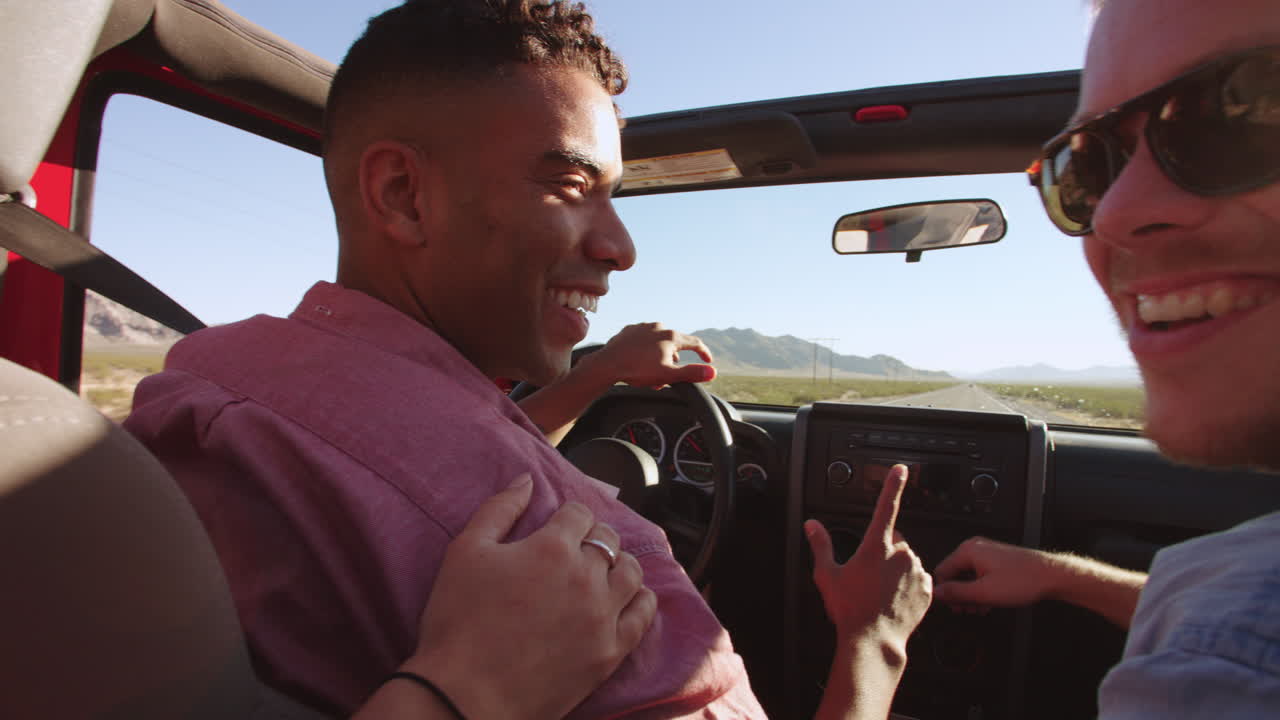 amigos en un viaje por carretera conduciendo en un coche descapotable filmado en r3d