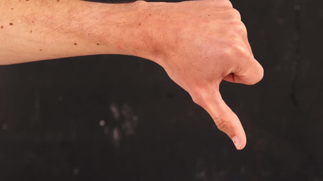 엄지손가락을 내려놓은 손