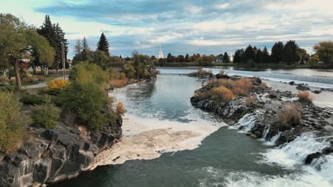 Río-Snake,-Idaho-Falls-Con-La-Iglesia-Mormona-Al-Fondo-En-EE.UU.