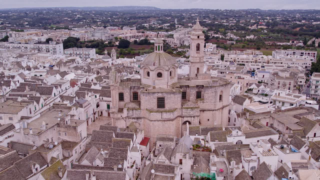 Cittadina pittoresca con iconici edifici bianchi e strade animate