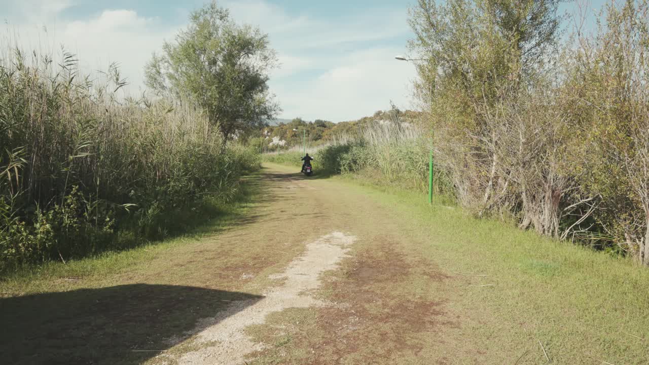 경치 좋은 시골 길 에 있는 오토바이 운전자