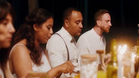 cena de bodas al aire libre por la noche