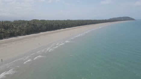 Tropische-Küstenlandschaft-Mit-üppiger-Vegetation-Und-Blauem-Ozean-Am-Viermeilenstrand,-Port-Douglas,-Queensland,-Australien---Luftdrohnenaufnahme