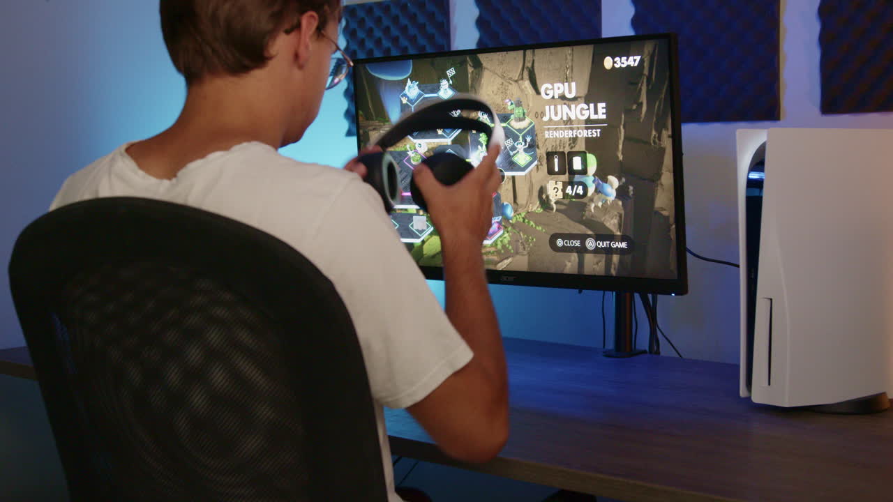 ps5 컨트롤러와 헤드셋을 집어 들기 위해 게임 설정으로 걸어가는 소년은 야간에 rgb led 방에서 플레이스테이션 5로 게임을 시작합니다.