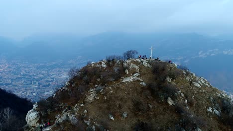 vista de un avión no tripulado en la cima de una montaña con una cruz