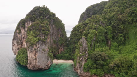 Vista-Aérea-De-La-Montaña-Y-Majestuosos-Acantilados-En-Krabi,-Tailandia