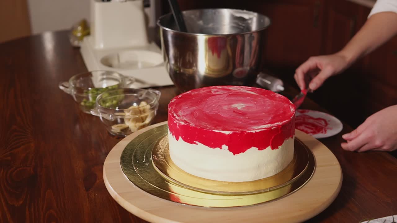 mujer decorando un hermoso pastel de capa