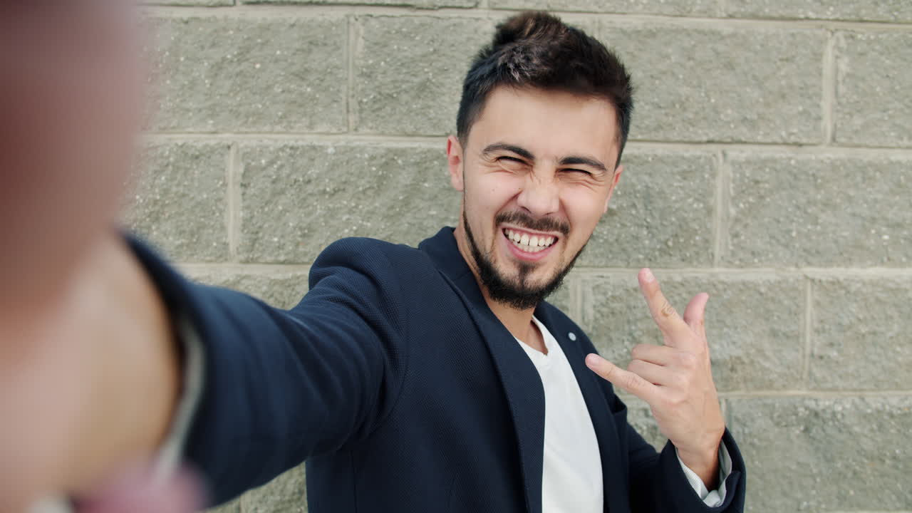 Un joven tomando una selfie.