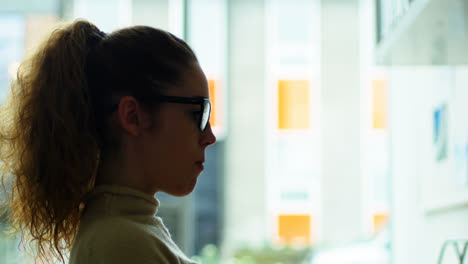 Female-executive-having-food-at-her-desk