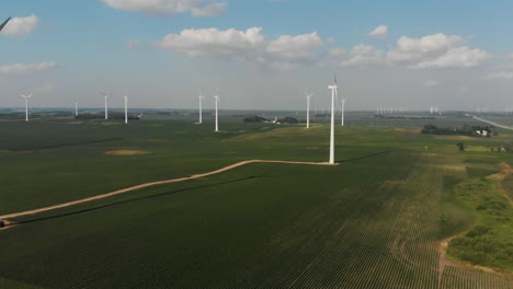 Flug-über-Nebenstraßen-Und-Maisfelder-Auf-Einer-Windkraftanlage-In-Iowa