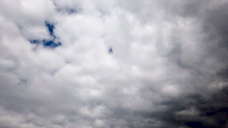 Blauer-Himmel-Mit-Sich-Schnell-Bewegenden-Wolken