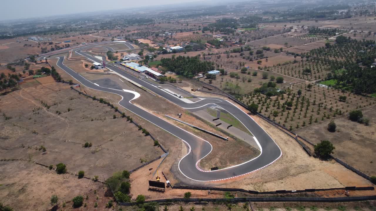 인도 코임바투르 의 체티팔라이암 에 있는 카리 모터 스피드웨이 레이스 트랙 의 파노라마 항공 전망