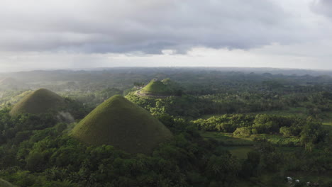 Luftaufnahme-Des-Sonnenuntergangs-über-Den-Chocolate-Hills,-Philippinen