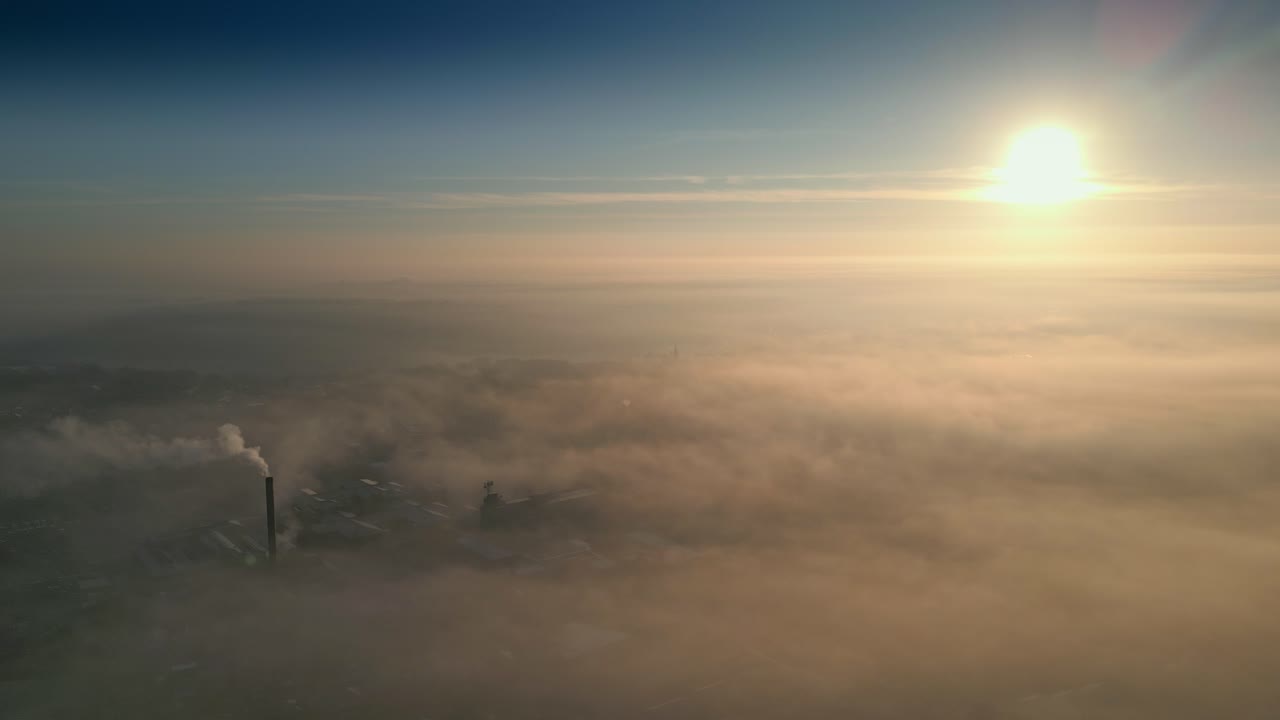 vuelo bajo cinematográfico sobre el paisaje de yorkshire al amanecer