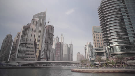 Dubai-stadt-Mit-Gebäuden-Und-Futuristischer-Architektur