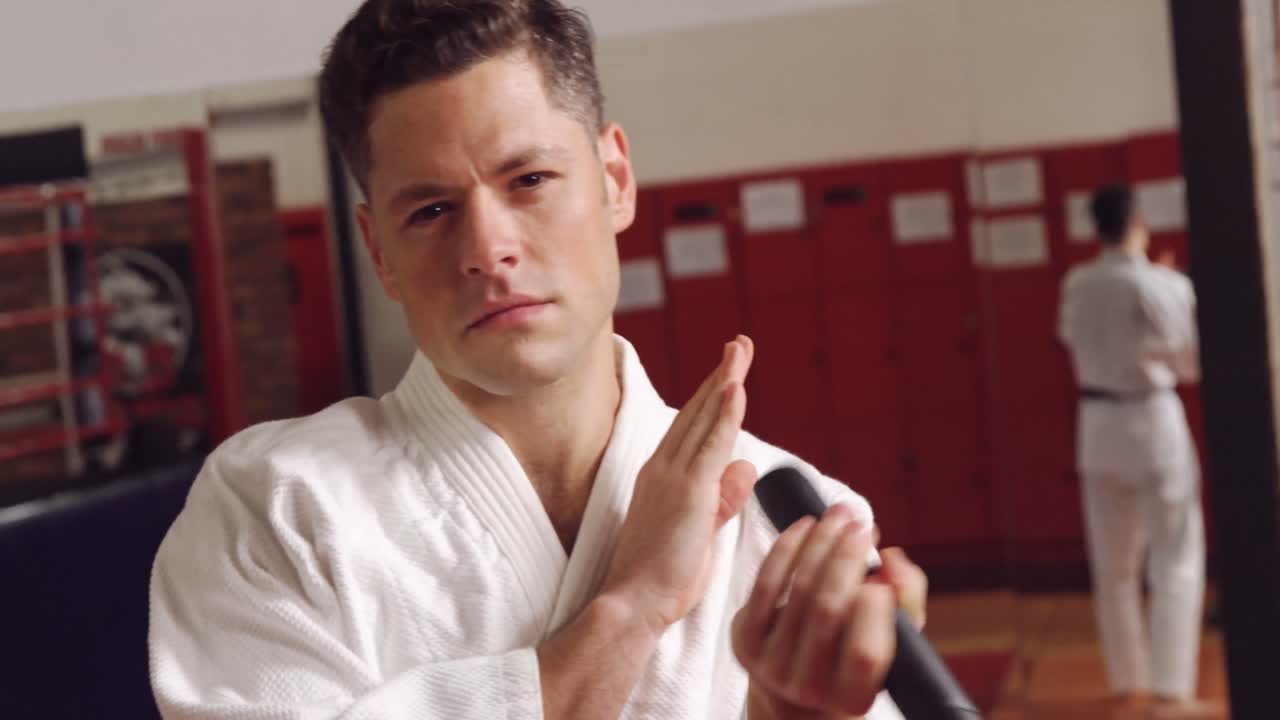 카라테를 연습하는 남자