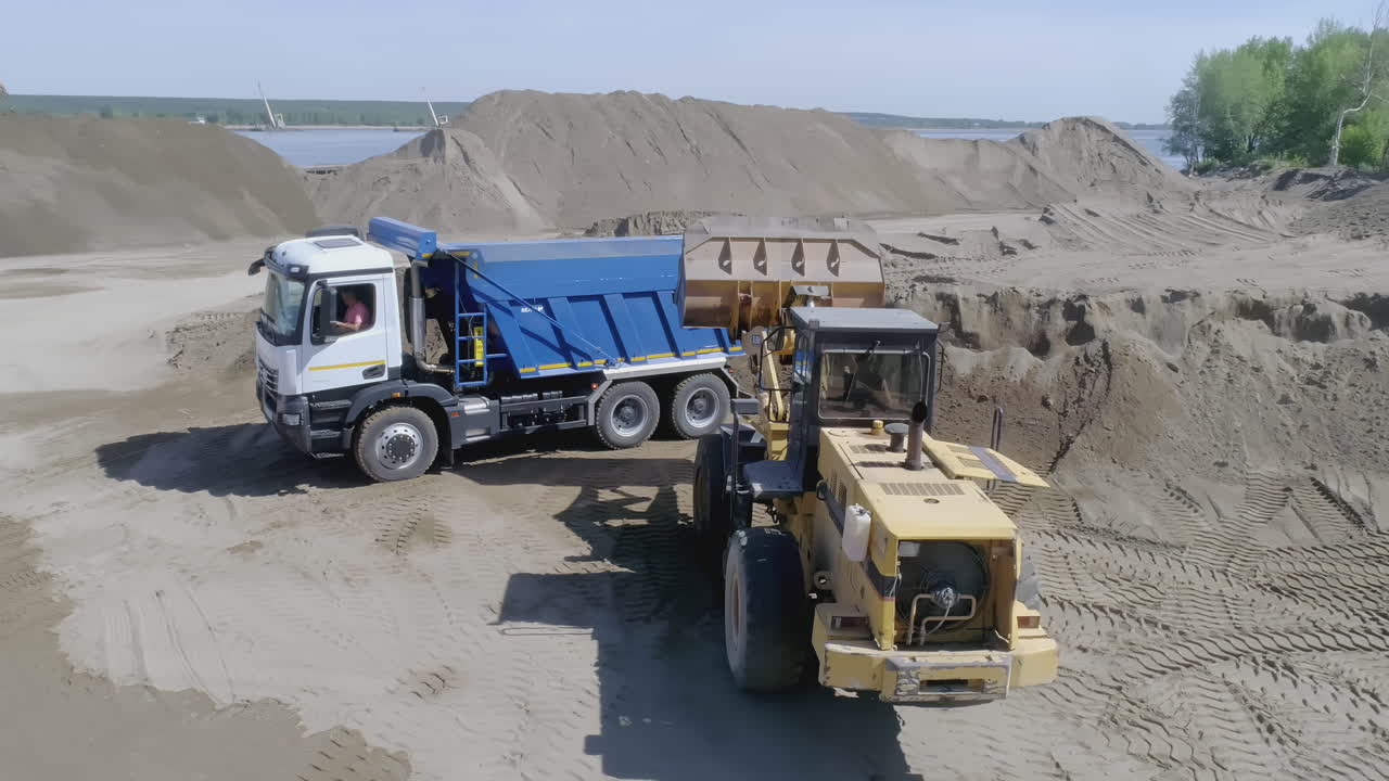 carga y transporte de arena o grava en un puerto