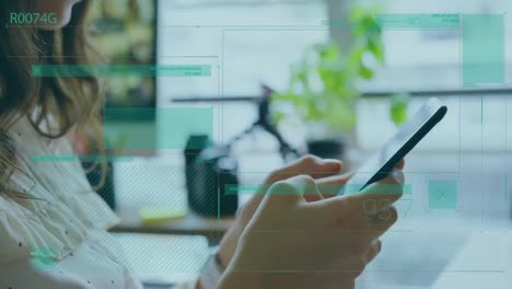 animación de la interfaz digital sobre las mujeres caucásicas que usan teléfonos inteligentes