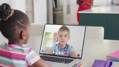 Afroamerikanisches-Mädchen-Nutzt-Laptop-Für-Videoanruf-Mit-Kaukasischem-Schulfreund-Auf-Dem-Bildschirm