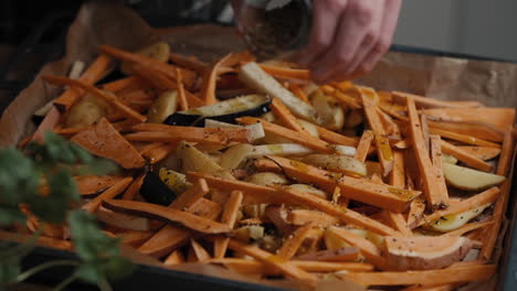 Imágenes-En-Cámara-Lenta-De-Un-Chef-Condimentando-Verduras-Con-Sal-Cocinando-Una-Comida-Saludable