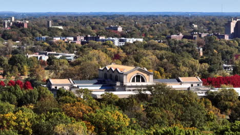 Aerial-of-the-Saint-Louis-Art-Museum-in-Forest-Park-on-a-pretty-day-in-Autumn-with-a-slow-push-forward