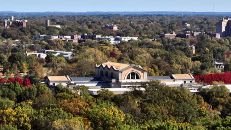 aerial del museo de arte de san luis en el parque forestal en un bonito día de otoño con un lento impulso hacia adelante