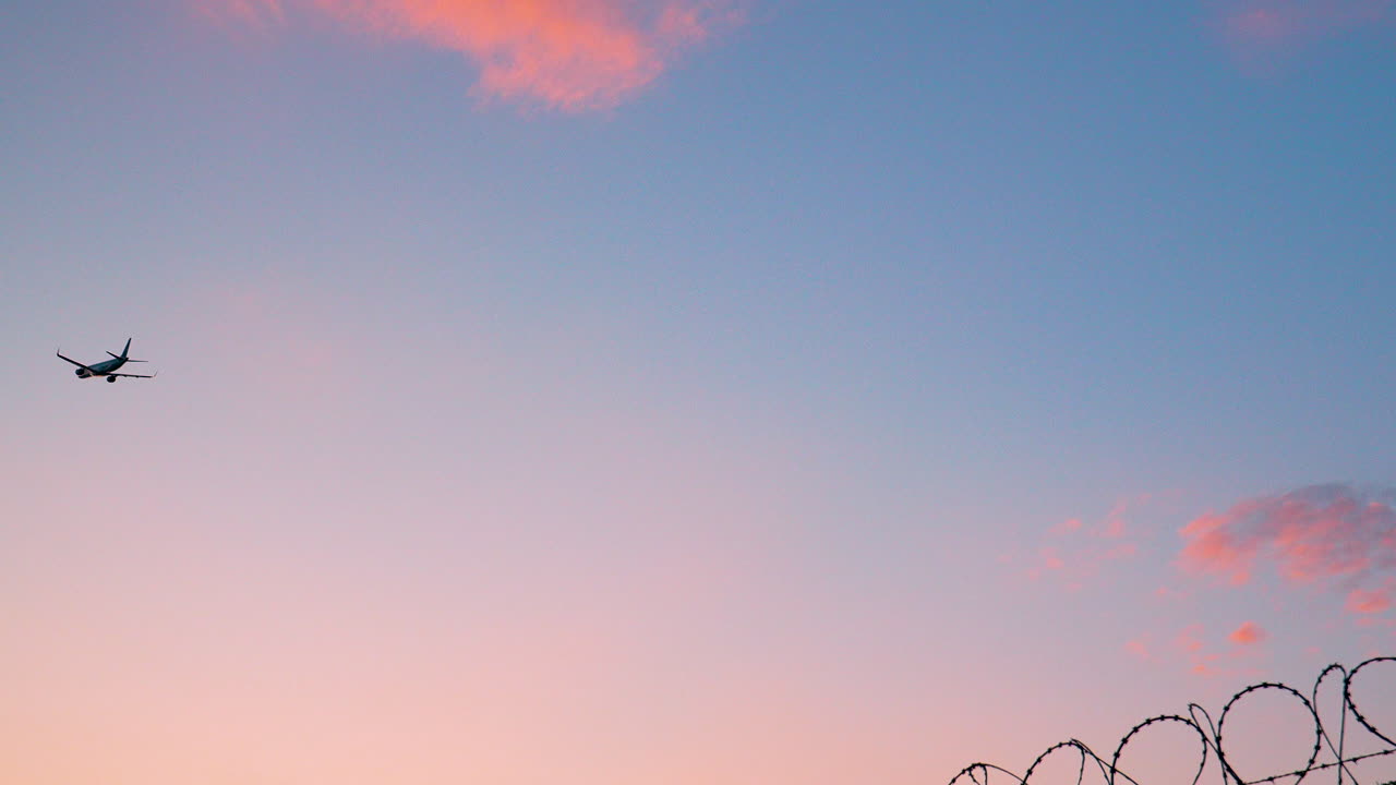 바르샤바 쇼 ⁇  공항에서 해가 지는 동안 하늘을 날아다니는 비행기