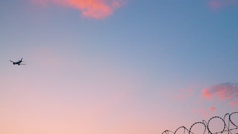 avión volando en el cielo durante la puesta de sol en el aeropuerto chopin de varsovia