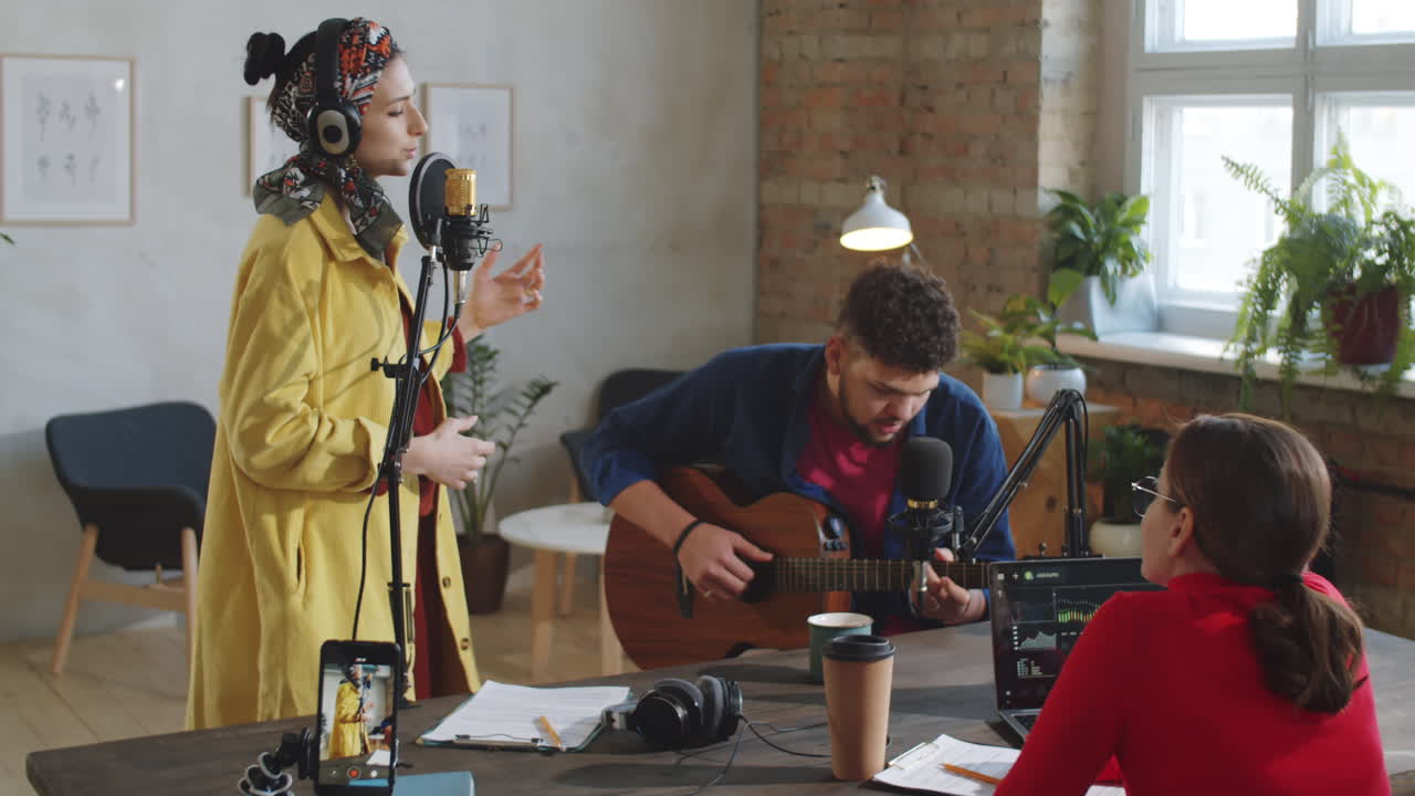 banda de música dando concierto en línea en el estudio de grabación de podcast