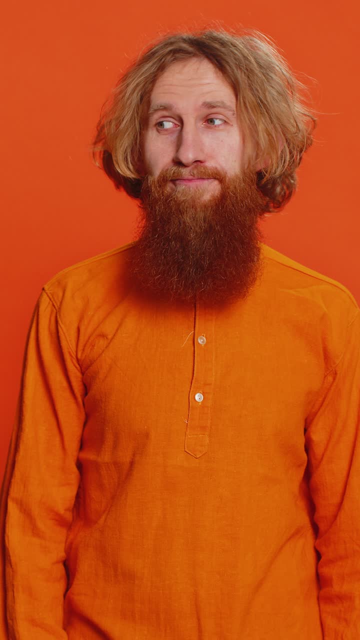 겁에 질린 젊은이가 손으로 입을 닫고 끔찍한 비밀, 믿을 수 없는 진실을 말하기를 거부한다.