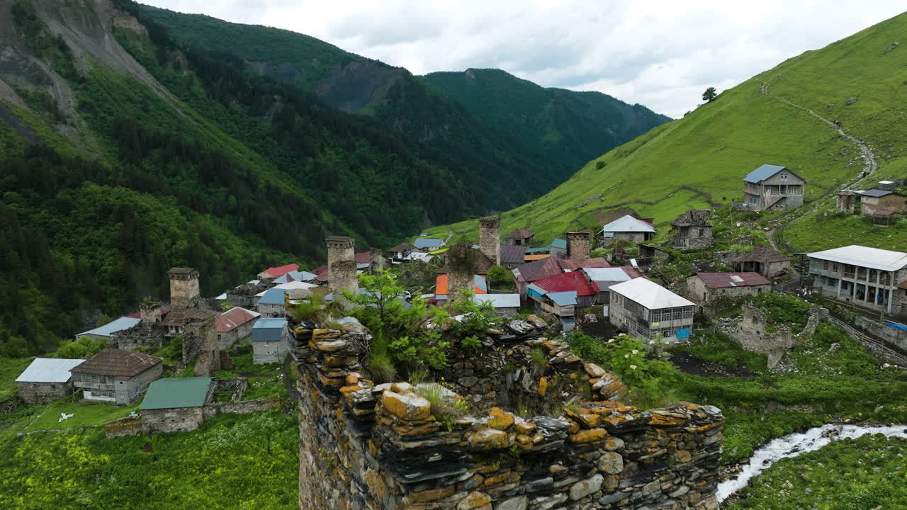 Dronekuva Adishin keskiaikaisen kylän perinteisestä arkkitehtuurista Kaukasusvuoristossa, Ylä-Svanetissa, Georgiassa