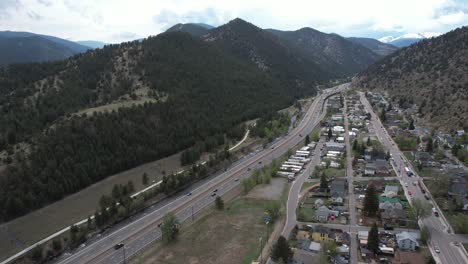 Vista-Aérea-Del-Tráfico-En-La-Autopista-Interestatal-Estadounidense-I-70-Por-Idaho-Springs,-Colorado,-Ee.uu.