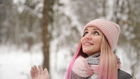 Retrato-De-Cerca-Al-Aire-Libre-De-Una-Joven-Hermosa-Y-Feliz-Sonriente-Con-Gorro-De-Punto-Blanco,-Bufanda-Y-Guantes.-Modelo-Posando-En-La-Calle.-Concepto-De-Vacaciones-De-Invierno.