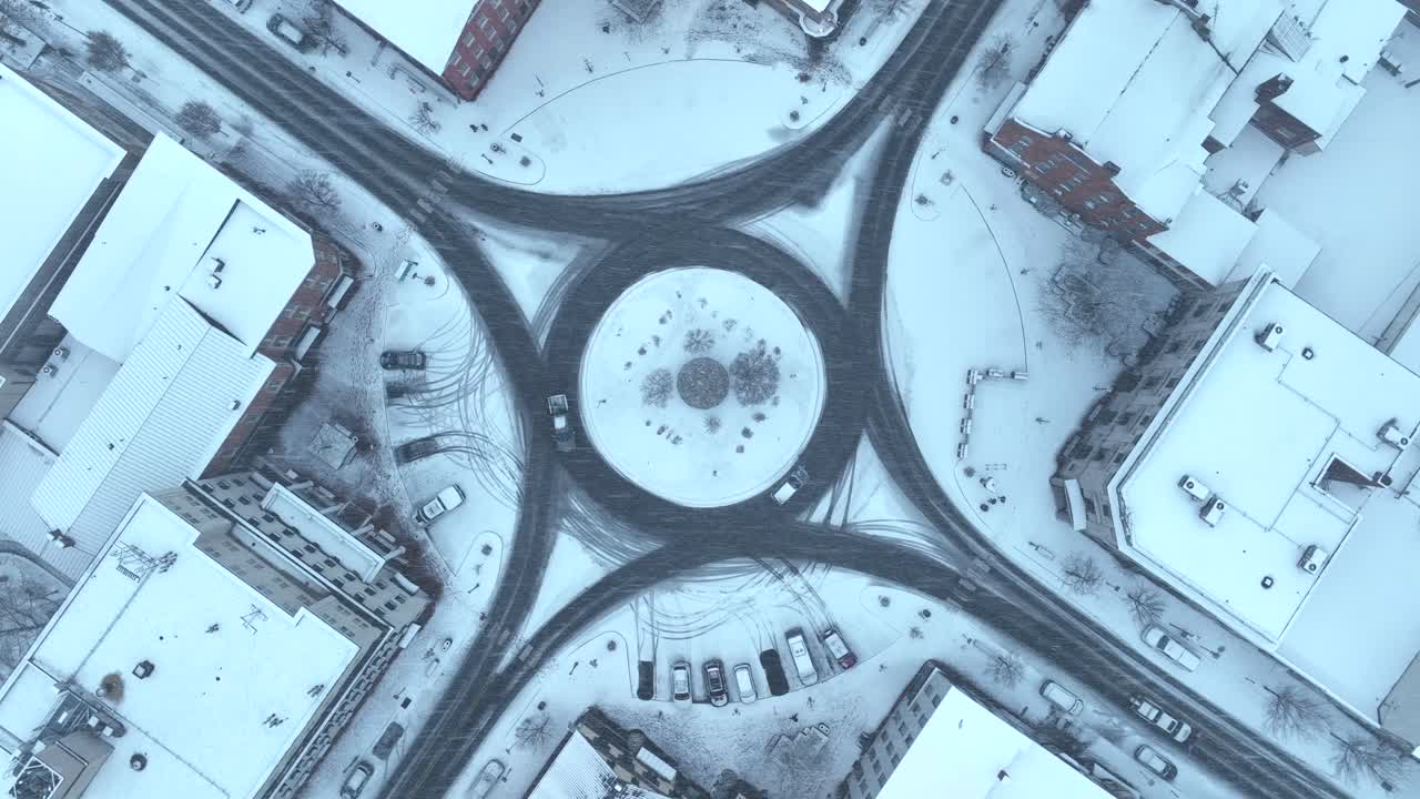 미국 의 순환 도로 가 있는 작은 도시 광장 의 눈 인 공중 풍경