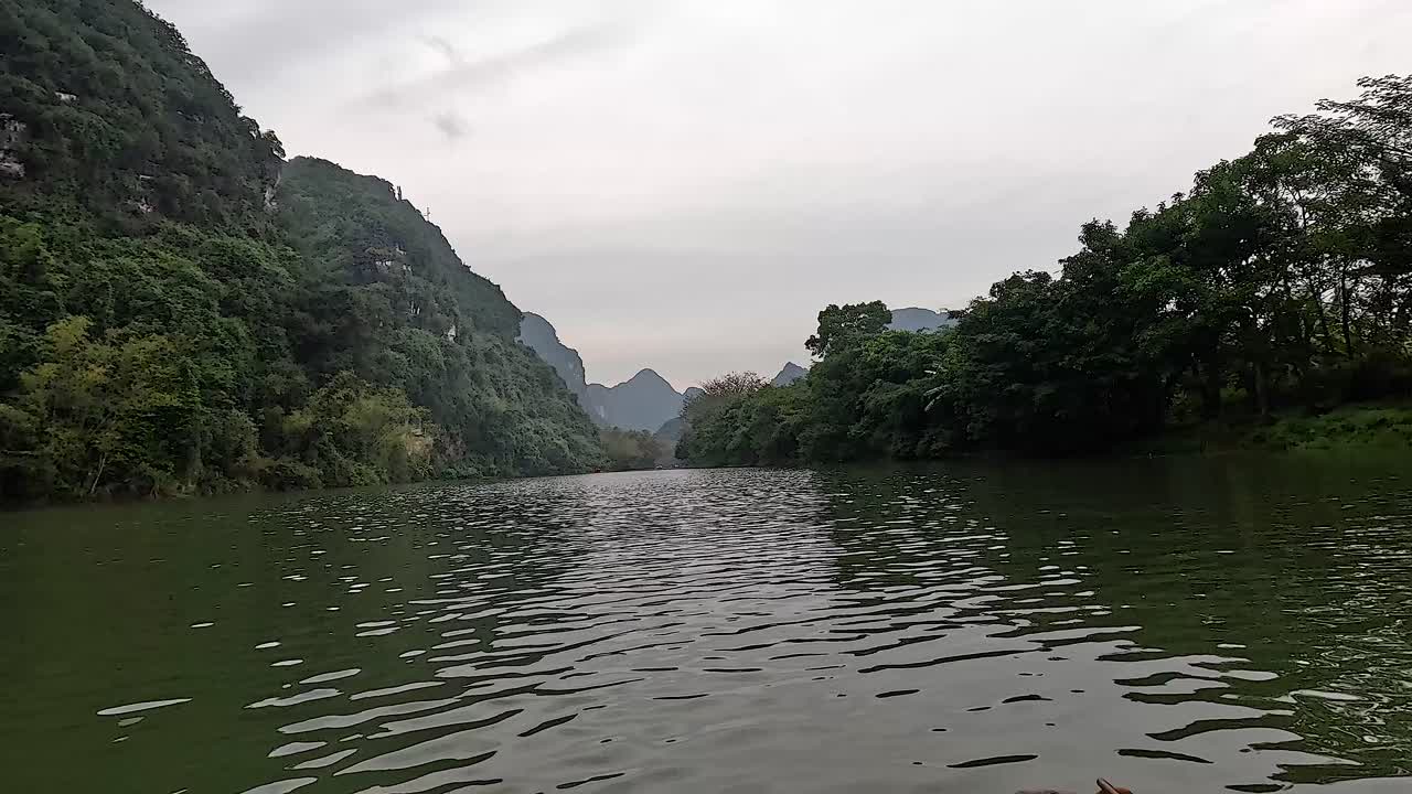 울창 한 산악 지형 을 가로질러 보트 를 타고