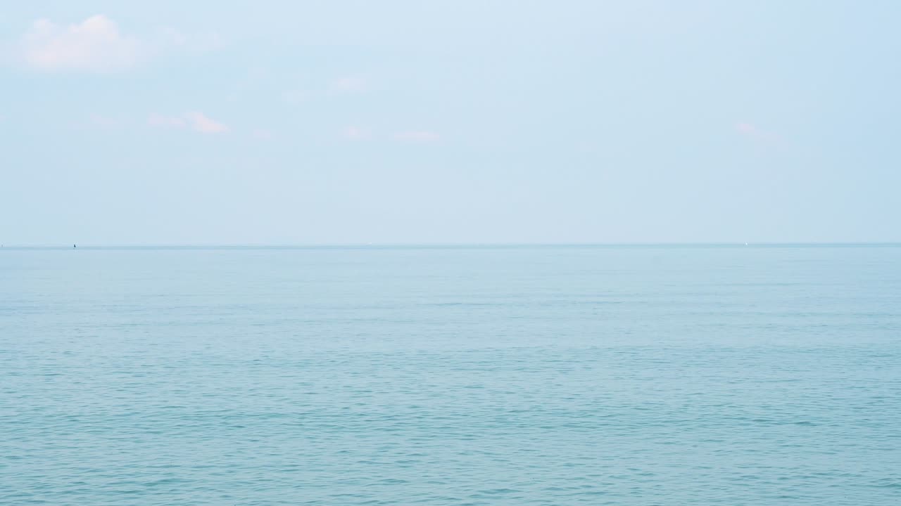 바다의 파동은 자연의 반사와 함께 4k 해상도입니다.