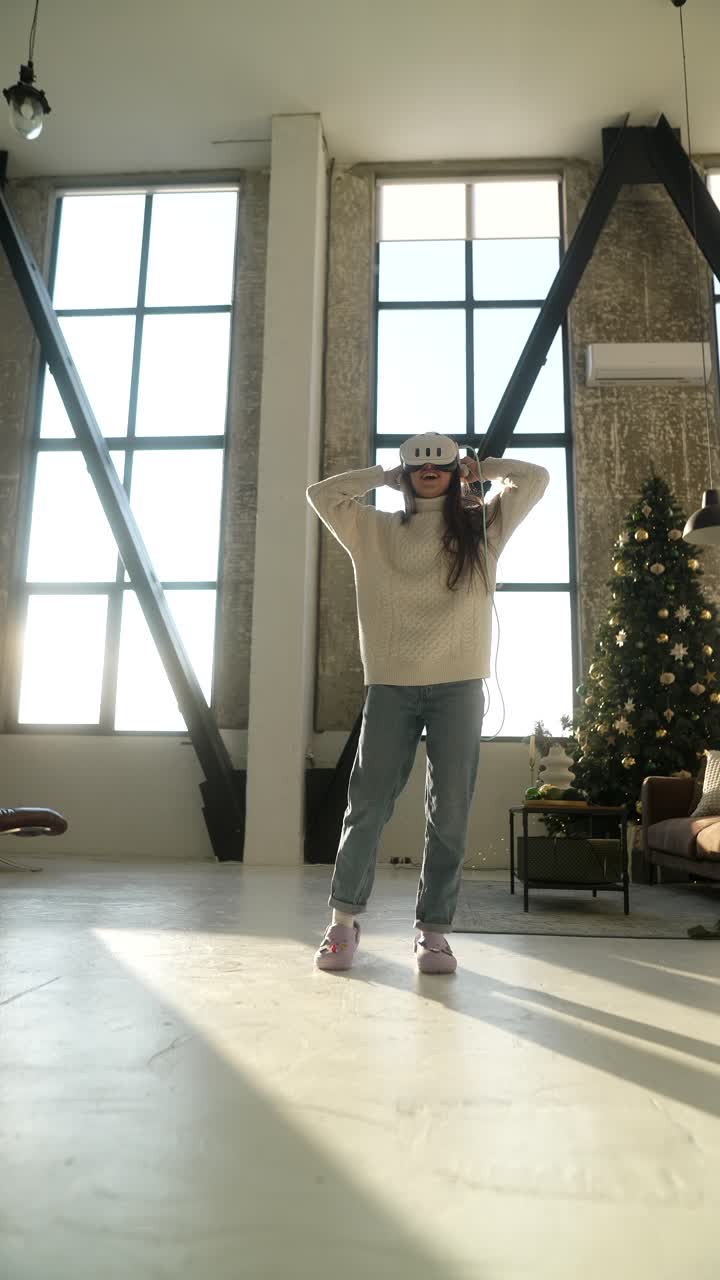 크리스마스 동안 가정에서 가상 현실을 경험하는 여성