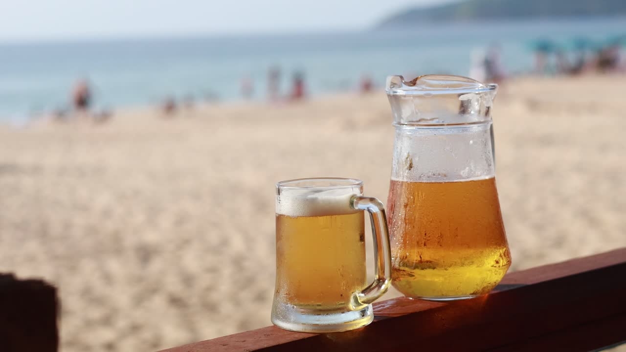 copas de cerveza en una playa soleada en phuket
