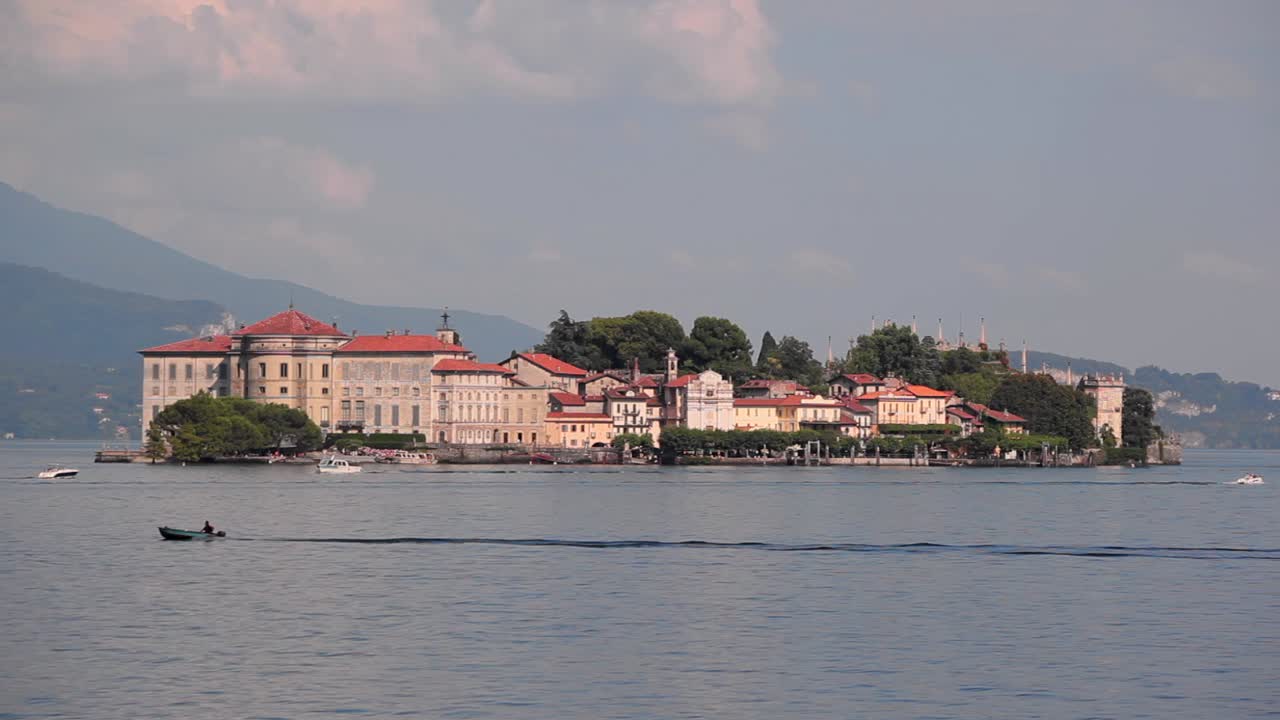 lago maggiore durante un día nublado en el verano