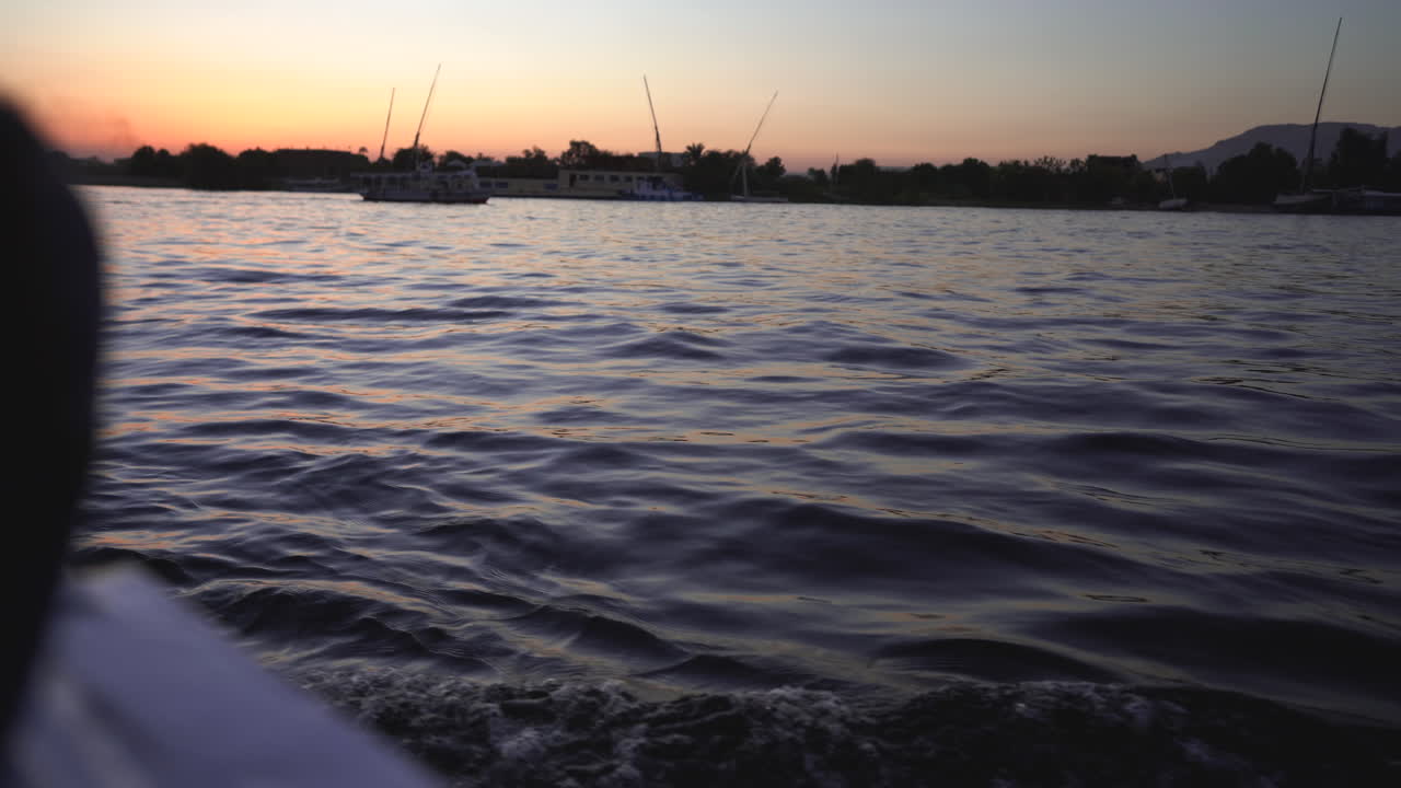 Tramonto colorato sul fiume Nilo in Egitto mentre si naviga su una barca a vela